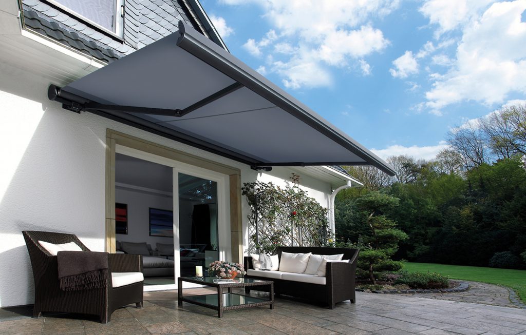 erwilo Terrassenmarkise als Sonnenschutz mit elegantem  Kassettendesign und Regenschutz für das graue Tuch.